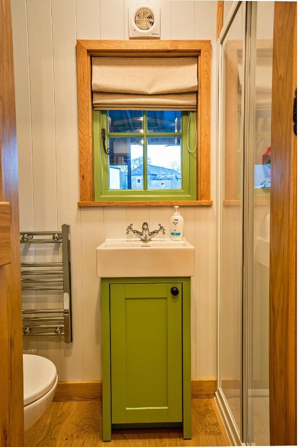 Finest Retreats - The Shepherd'S Hut At Northcombe Farm Beaworthy Eksteriør billede